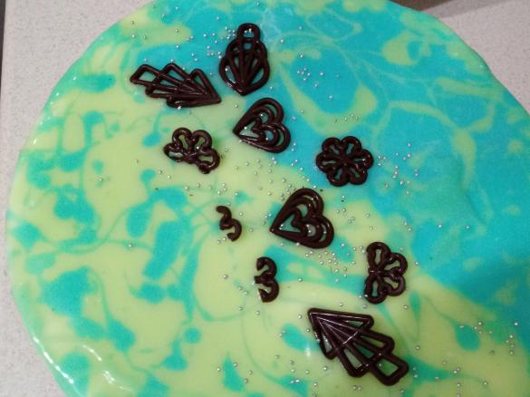 Sernik na zimno straciatella w polewie lustrzanej bez pieczenia