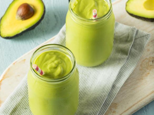 kremowy koktajl z awokado, szpinaku, wanilii i daktyli