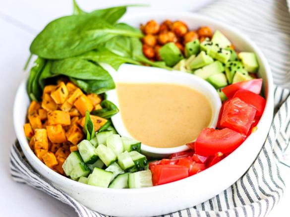 buddha bowl z prażoną cieciorką i batatami