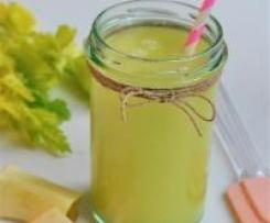 Koktajl z selera naciowego, jabłka i pietruszki