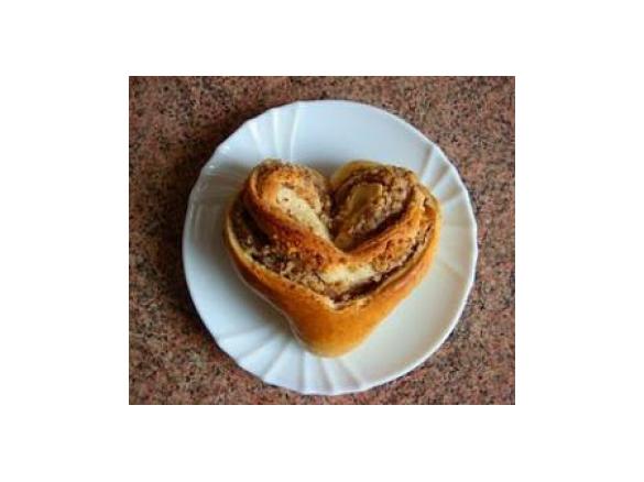 Serce drożdżowe z orzechowym nadzieniem