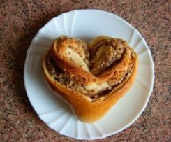 Serce drożdżowe z orzechowym nadzieniem