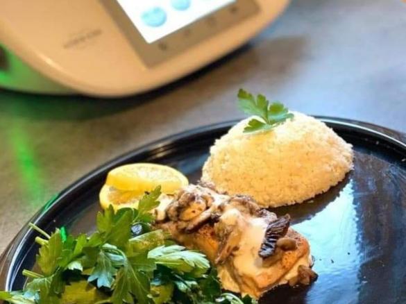 Łosoś w kremowym sosie pieczarkowym