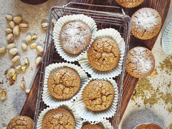 MUFFINKI Z HERBATĄ MATCHA I PISTACJAMI