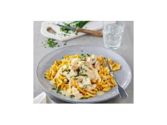 Indyk w musztardowym sosie śmietanowym z kluskami