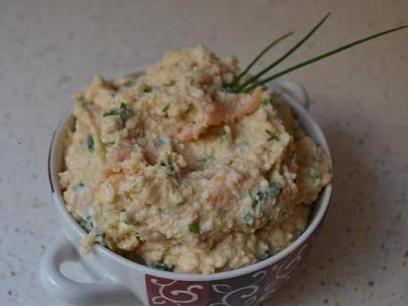 Pasta jajeczna z łosośiem  wedzonym 