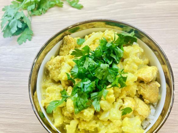 Kurczak curry z kalafiorem (1600)