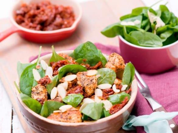 Wariant SAŁĄTKA Z KURCZAKIEM I ZE SZPINAKIEM PAULA