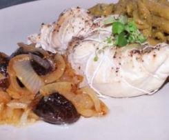 Roladki z kurczaka ze śliwkami i cebulką