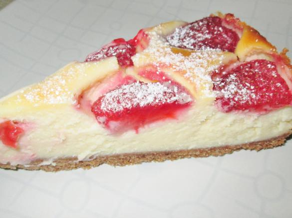 Sernik z białą czekoladą i truskawkami