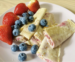 Naleśnikowe ruloniki z serkiem i owocami (500)