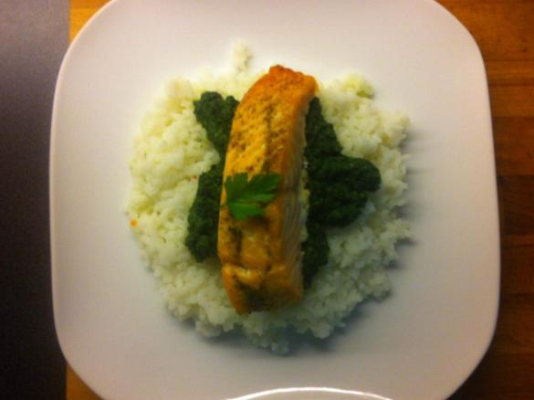 Łosoś ze szpinakiem na chmurce z ryżu