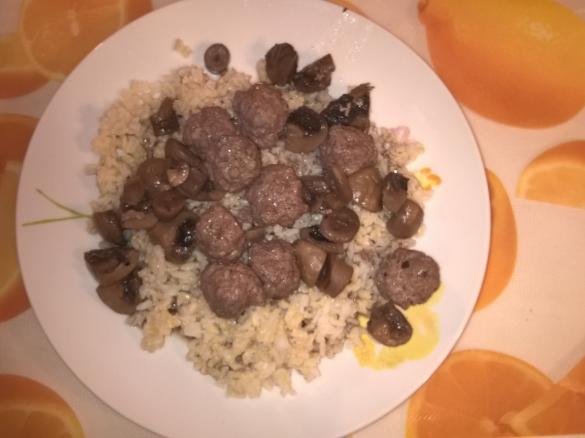 Wykwintne klopsiki w czerwonym winie z pieczarkami