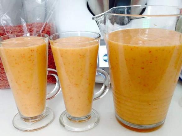 koktajl brzoskwiniowo-bananowy z owocami goji