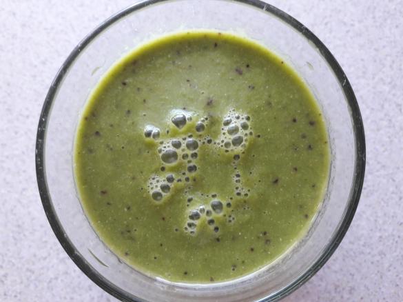 Smoothie z jarmużu, gruszek i śliwek