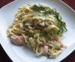 TAGLIATELLE Z ŁOSOSIEM I CUKINIĄ