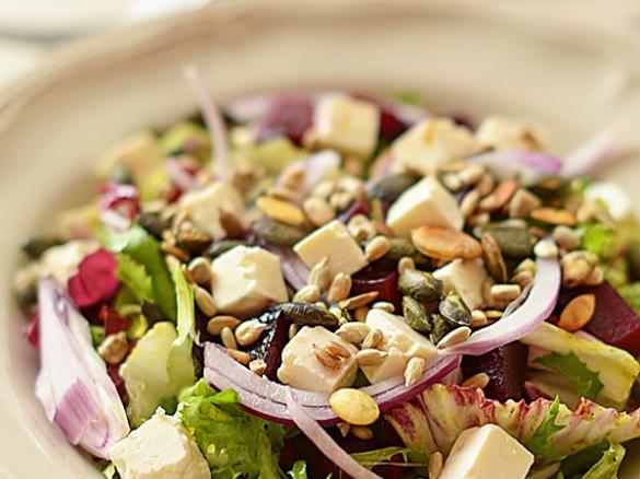 Sałatka z pieczonymi burakami,fatą i ziarenkami