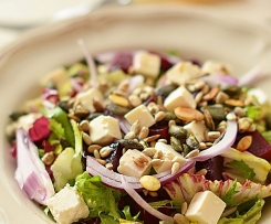 Sałatka z pieczonymi burakami,fatą i ziarenkami