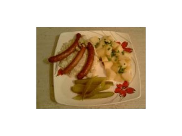 Pieczone kiełbaski z porami w sosie śmietanowym