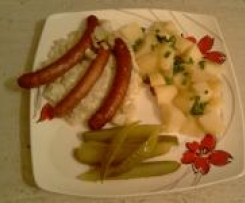 Pieczone kiełbaski z porami w sosie śmietanowym