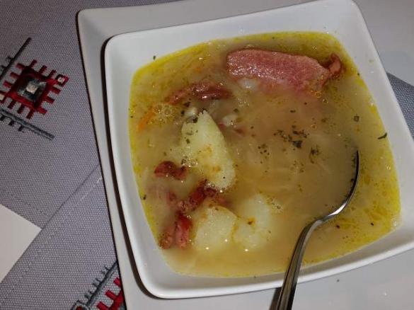 Kwaśnica góralska z wędzonymi żeberkami