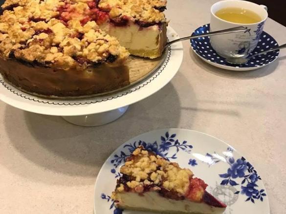 Sernik ze śliwkami i kruszonką