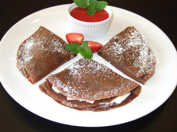 Naleśniki czekoladowe z mascarpone i truskawkami
