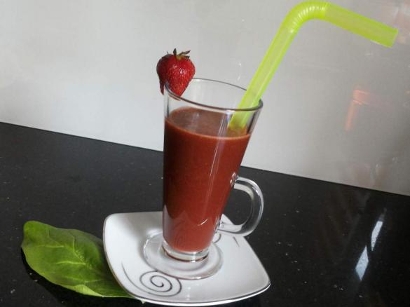 koktail truskawkowy ze szpinakiem