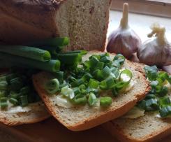 Chleb z boczkiem, cebulą i czosnkiem.