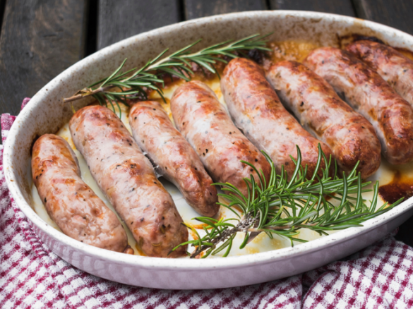 Biała kiełbasa pieczona w sosie chrzanowym