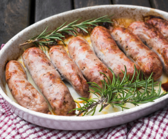 Biała kiełbasa pieczona w sosie chrzanowym