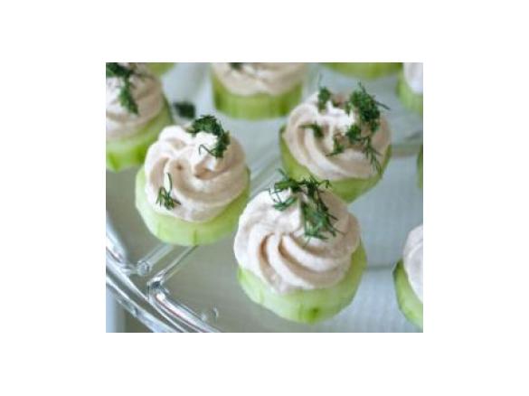 Mus z wędzonego łososia na ogórku