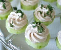 Mus z wędzonego łososia na ogórku