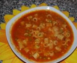 Makaron z dynią, pomidorami i groszkiem.