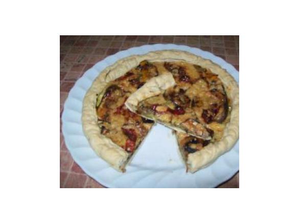 Letnia tarta z warzywami w ciescie winnym