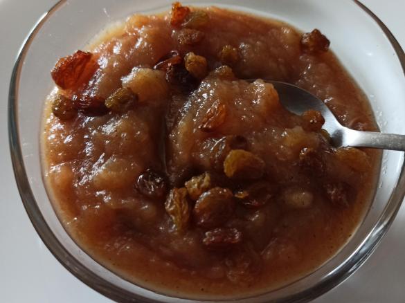 Jabłka zapiekane z cynamonem i rodzynkami