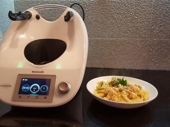 MAKARON CARBONARA Z KURCZAKIEM I BROKUŁAMI
