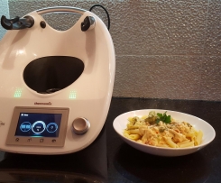 MAKARON CARBONARA Z KURCZAKIEM I BROKUŁAMI