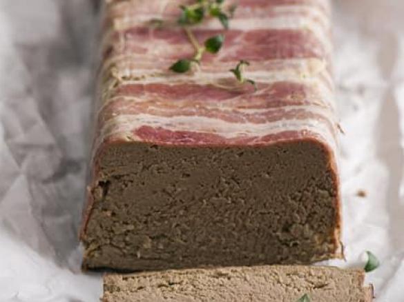 PASZTET WIEPRZOWY ZAWINIĘTY W BOCZEK