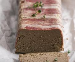 PASZTET WIEPRZOWY ZAWINIĘTY W BOCZEK