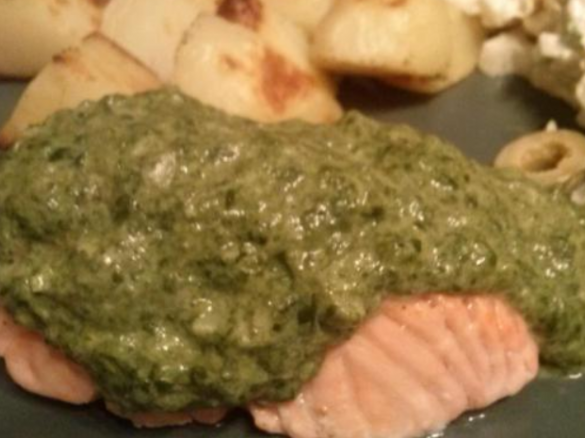 Wariant Łosoś ze szpinakiem i pieczonymi ziemniakami.