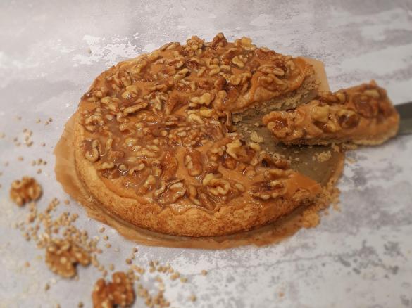 Bezglutenowa tarta z budyniem kajmakowym i orzechami włoskimi w karmelu