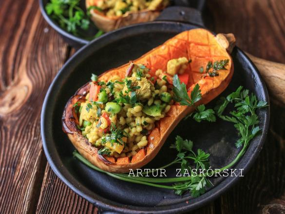 KASZOTTO Z WARZYWAMI I KURCZAKIEM W PIECZONEJ DYNI