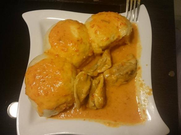 Kurczak na parze i sos na mleku kokosowym z papryką