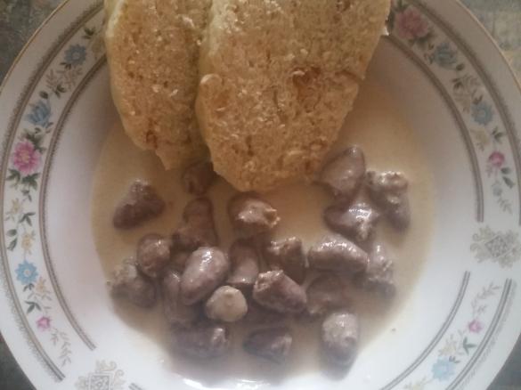 Serduszka drobiowe w sosie smietanowym z knedlikiem