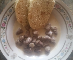 Serduszka drobiowe w sosie smietanowym z knedlikiem