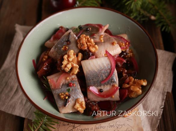 ŚLEDZIE MARYNOWANE Z ORZECHAMI I SUSZONYMI ŚLIWKAMI