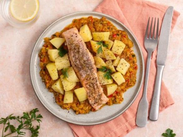 Wariant łosoś z ziemniakami cukinią i papryką paula