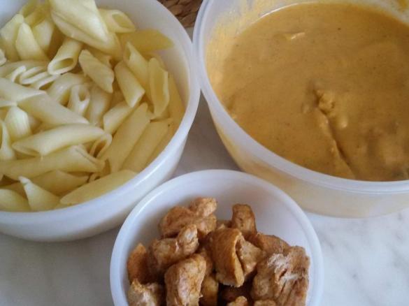 Wariant Filet z kurczaka w kremowym sosie warzywnym z pieczarkami