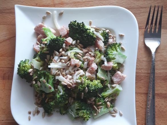 Sałatka z brokułem i boczkiem